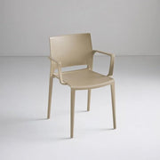 Beige kunststof kantoorstoel met armleuningen op witte achtergrond, modern design