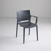 Donkergrijze kunststof stoel met armleuningen, modern design voor kantoorinrichting