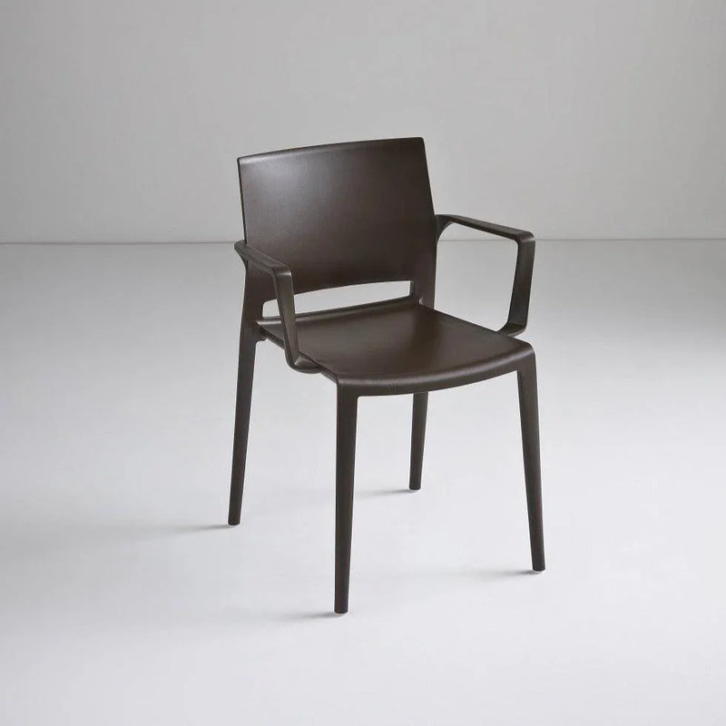 Bruine kunststof design stoel met armleuningen, kantoormeubilair voor werkplek of vergaderruimte.