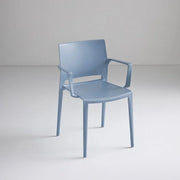 Lichtblauwe kunststof stoel met armleuningen, modern design, voor kantoor of vergaderruimte