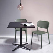 Groene kunststof Gaber Hailey stoelen zonder armleuning bij zwarte tafel, kantoormeubels