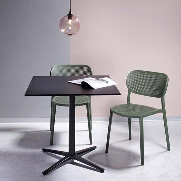 Groene kunststof Gaber Hailey stoelen zonder armleuning bij zwarte tafel, kantoormeubels