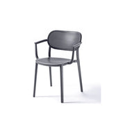 Zwarte kunststof design stoel met armleuningen, geschikt als kantoormeubilair, op witte achtergrond.