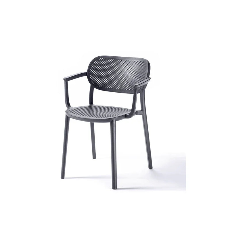 Zwarte kunststof design stoel met armleuningen, geschikt als kantoormeubilair, op witte achtergrond.