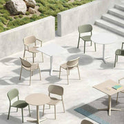 Moderne kunststof stoelen Gaber Hailey met en zonder armleuningen rond design kantoortafels buiten
