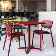 Kunststof Gaber Hailey stoelen met en zonder armleuning in moderne kantoorruimte
