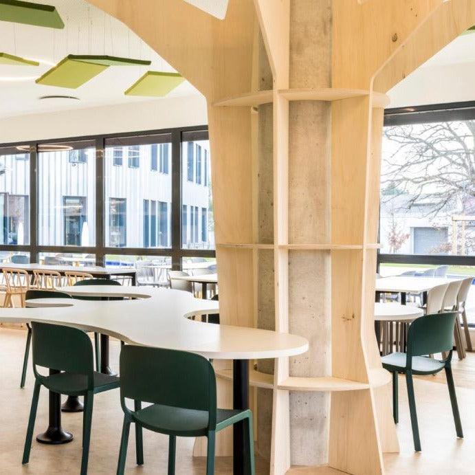 Moderne kantoorruimte met kunststof Pedrali Dome stoelen en design werktafels, veel lichtinval