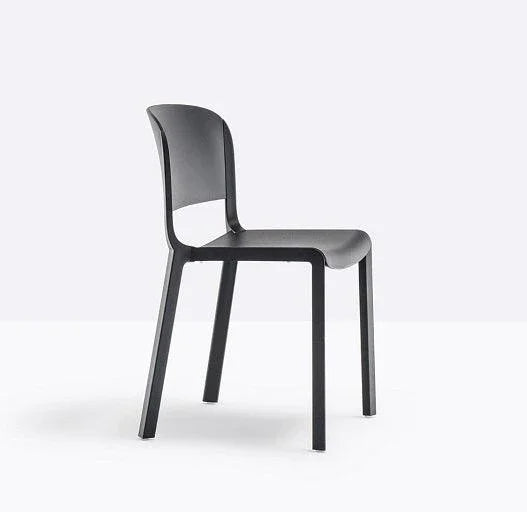 Zwarte kunststof design stoel Pedrali Dome voor kantoor of vergaderruimte.