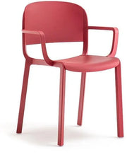 Rode kunststof design stoel met armleuningen, ideaal voor moderne kantoorinrichting.