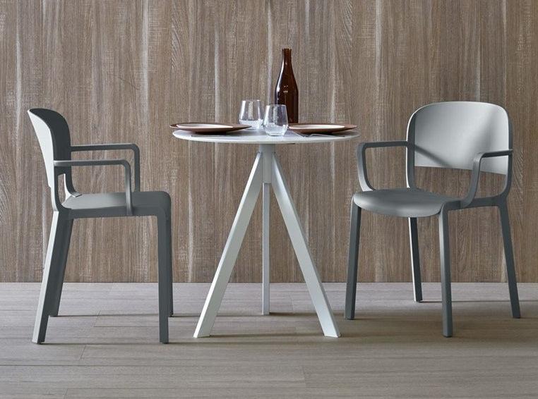 Twee kunststof design stoelen en ronde tafel in moderne kantoorruimte, kantoormeubilair
