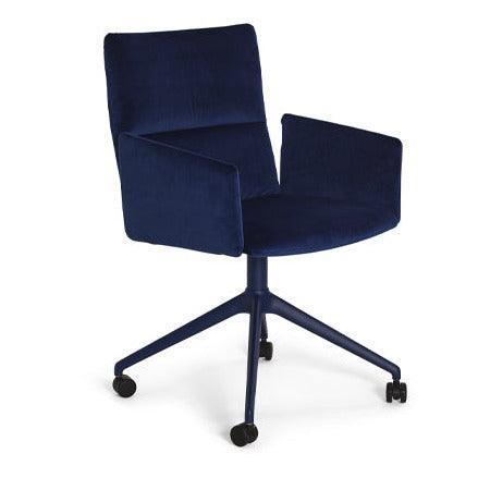 Blauwe gestoffeerde bureaustoel met armleuningen en wielen, modern design kantoormeubilair.