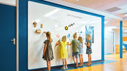 kinderen tekenen op Legamaster whiteboard wandvullend - KANTOORMEUBELS.ONLINE