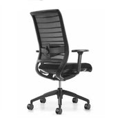 Zwarte ergonomische bureaustoel met mesh rugleuning, wieltjes en lendensteun, kantoormeubilair