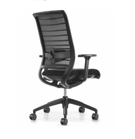 Zwarte ergonomische bureaustoel met mesh rugleuning, wieltjes en lendensteun, kantoormeubilair