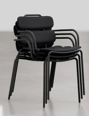 Zwarte stapelbare terrasstoelen met armleuning, design kantoormeubilair, moderne uitstraling.