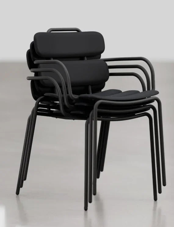 Zwarte stapelbare terrasstoelen met armleuning, design kantoormeubilair, moderne uitstraling.