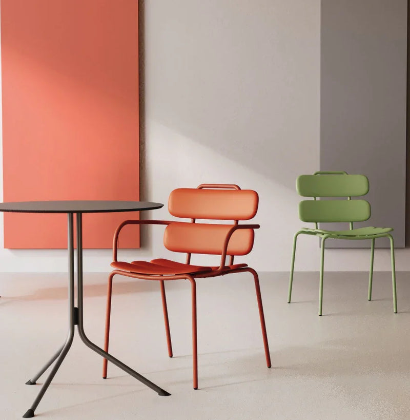 Limona stapelbare terrasstoelen in oranje en groen naast ronde tafel, modern kantoorinterieur