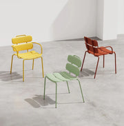 Design limona stapelbare terrasstoelen in geel, groen en rood op betonnen vloer