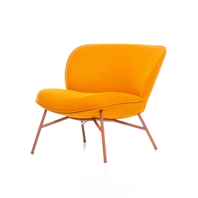 Design lounge stoel Llisa, met oranje bekleding en metalen poten, modern kantoormeubilair