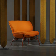 Design lounge fauteuil LLISA, in oranje stof met metalen poten, kantoormeubilair, moderne werkplek Deberenn Llisa, Llisa fauteuil, Deberenn loungefauteuil, Yonoh Llisa, design fauteuil kantoor, ruime loungefauteuil, ontvangstfauteuil kantoor, wachtruimte fauteuil, hospitality fauteuil, Deberenn Llisa prijs, gestoffeerde loungefauteuil, Llisa Yonoh