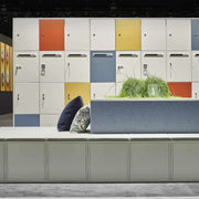 Lockerkast Palmberg Prisma 2 met gekleurde deuren in moderne kantoorruimte, kantoormeubels online