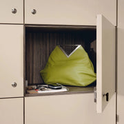 Palmberg Prisma 2 lockerkast met open vak, groene tas en kantoorartikelen, kantoormeubilair