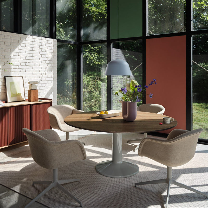 Vier Fiber Soft draaistoelen om een ronde tafel met trompetvoet, Muuto