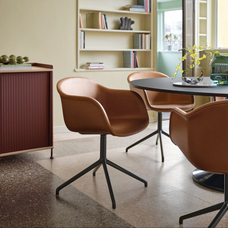 Stoel Muuto Fiber met armleggers en draaibaar 4 teens frame