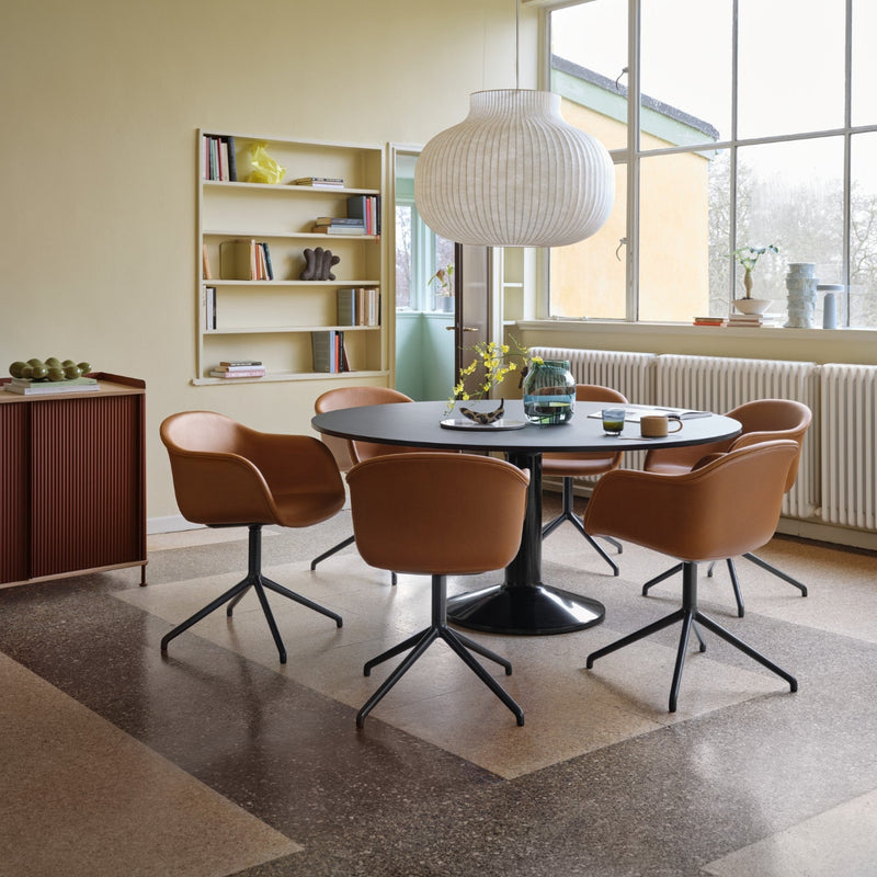 Stoel Muuto Fiber met armleggers en draaibaar 4 teens frame