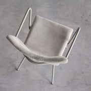 Design bureaustoel met lichtgrijze bekleding en metalen frame, kantoormeubilair detail