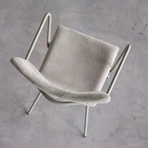 Design bureaustoel met lichtgrijze bekleding en metalen frame, kantoormeubilair detail