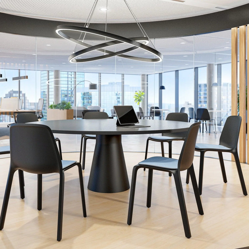 Moderne vergaderruimte met multifunctionele Interstuhl Mono stoelen en ronde tafel