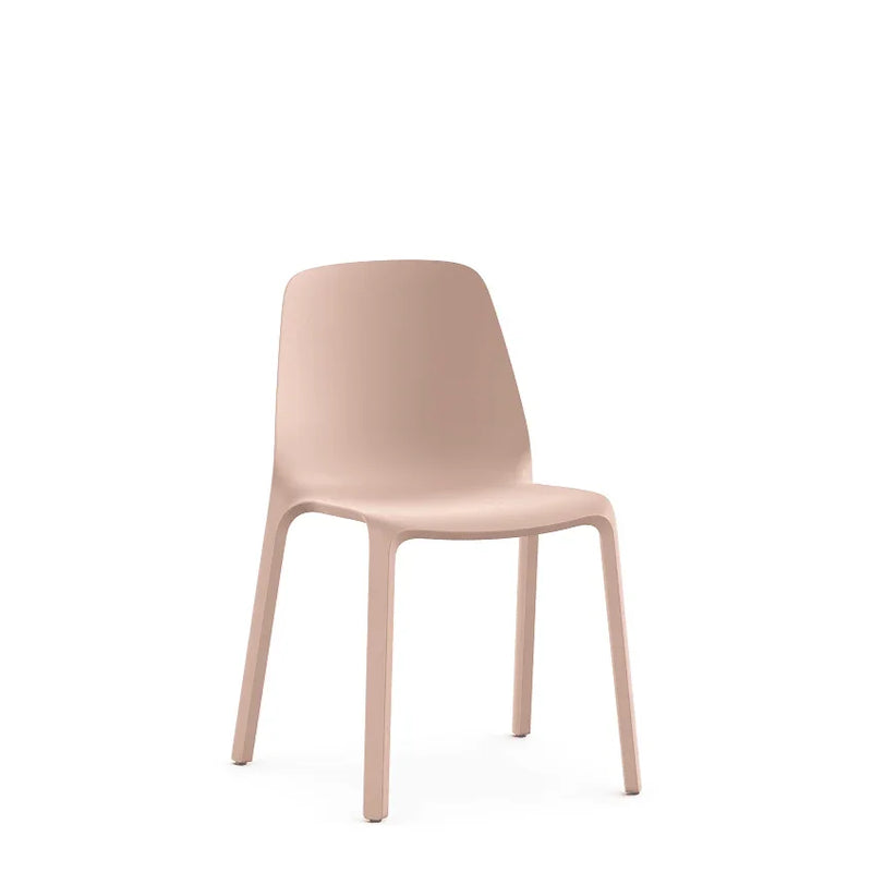 Beige multifunctionele kunststof stoel, modern design voor kantoor of thuiswerkplek.