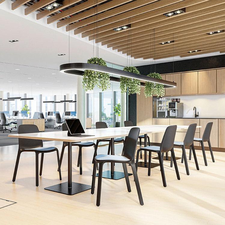 Moderne kantoorruimte met multifunctionele stoelen, vergadertafel en design verlichting, kantoormeubilair