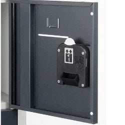 Detail van Bisley kluislocker met munt- en sleutelmechanisme, kantoormeubilair veilig opbergen
