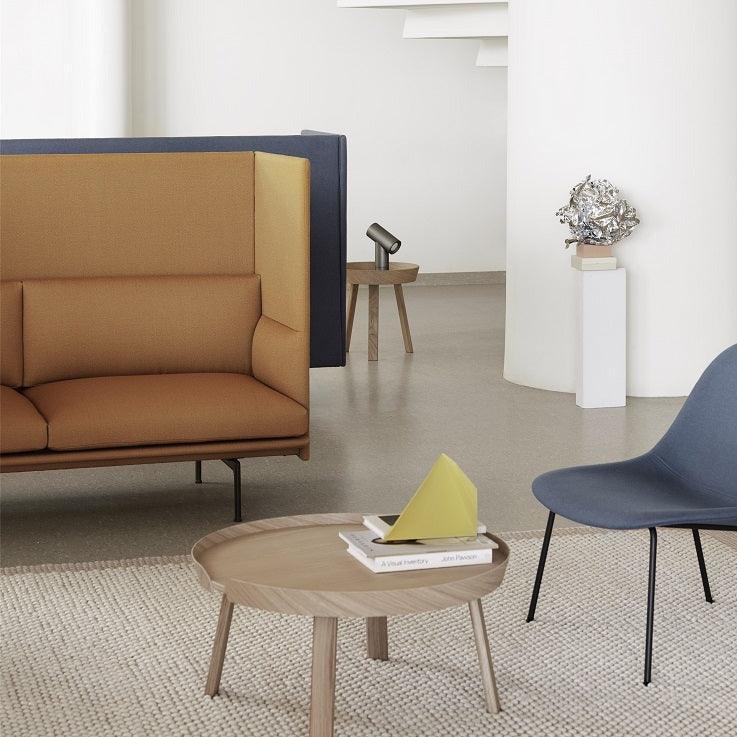 Muuto Around lage tafel op vloerkleed in ruimte met stoel Fiber en akoestische bank Outline Highback - KANTOORMEUBELS.ONLINE