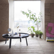 Muuto Around salontafel op houten vloer met planten en boeken - KANTOORMEUBELS.ONLINE