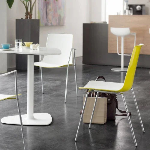 Gele design cafeteria stoel aan witte tafel in moderne kantoorruimte, kantoormeubilair sfeer