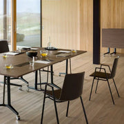 Moderne vergaderruimte met design vergaderstoelen, houten tafel en licht houten vloer.