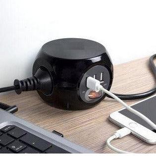 Zwarte opbouwunit met USB en stopcontact op houten bureau, handig voor kantoorinrichting.