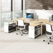 Moderne kantoortuin met strakke bureaus, apothekerskasten en ergonomische bureaustoelen.