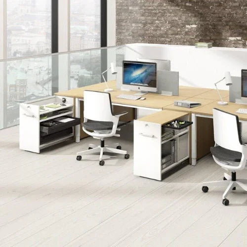 Moderne kantoortuin met strakke bureaus, apothekerskasten en ergonomische bureaustoelen.