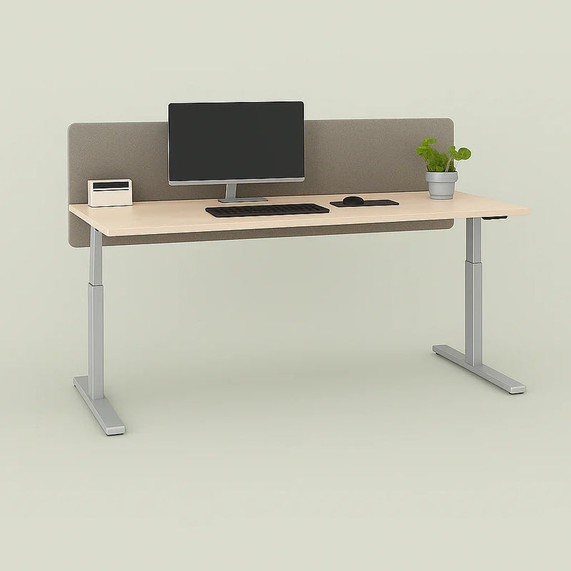 Elektrisch zit-sta bureau met aluminium frame, beeldscherm, toetsenbord en plant, kantoormeubilair