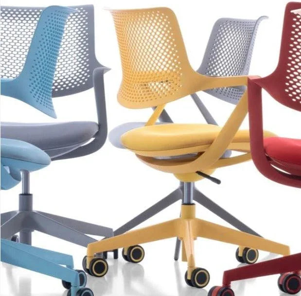Moderne design bureaustoelen in verschillende kleuren, ideaal voor kantoor of thuiswerkplek