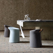 Design poefs Artifort Lilla 2.0 bij moderne kantoortafel, kantoormeubilair inspiratie