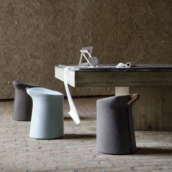 Design poefs Artifort Lilla 2.0 bij moderne kantoortafel, kantoormeubilair inspiratie