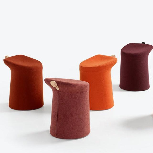 Artifort Lilla 2.0 poefen in rood en oranje, design kantoormeubilair op witte achtergrond