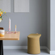 Lilla 2.0 poef Artifort in moderne kantoorruimte met houten tafel en design decor