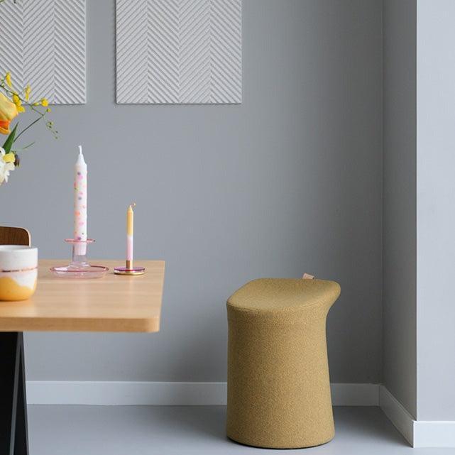 Lilla 2.0 poef Artifort in moderne kantoorruimte met houten tafel en design decor
