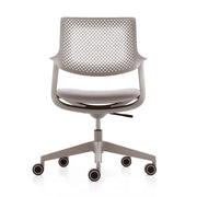 Taupe design vergaderstoel met geperforeerde rugleuning, zwenkwielen en kussenzitting.